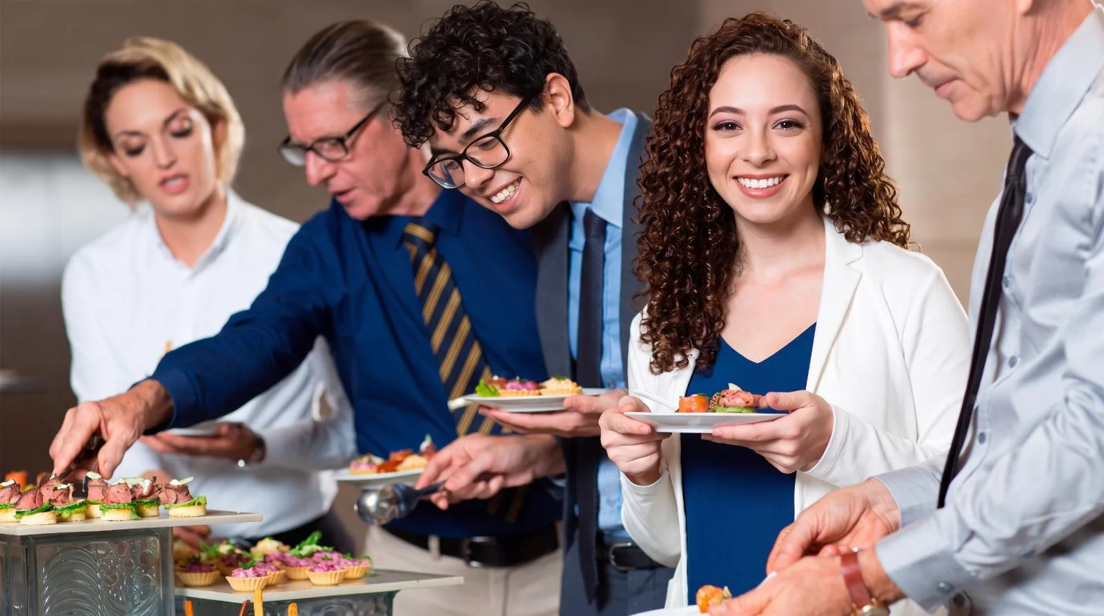 Foto de buffet para representar a disputa pelo primeiro lugar na fila.