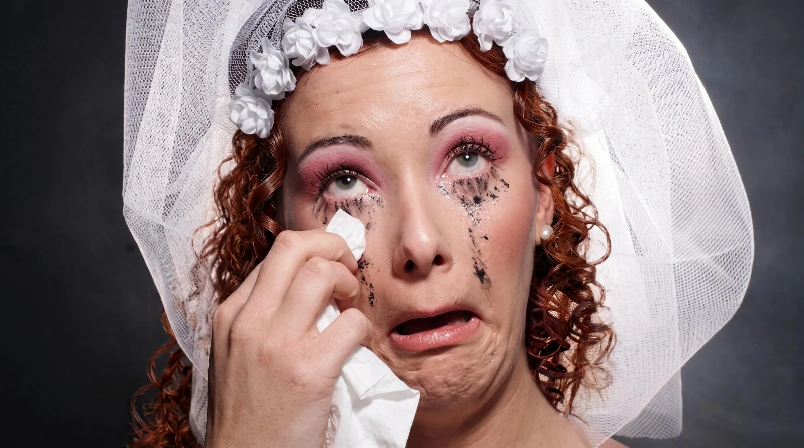Imagem cômica de noiva chorando para representar o lenço da maquiagem.