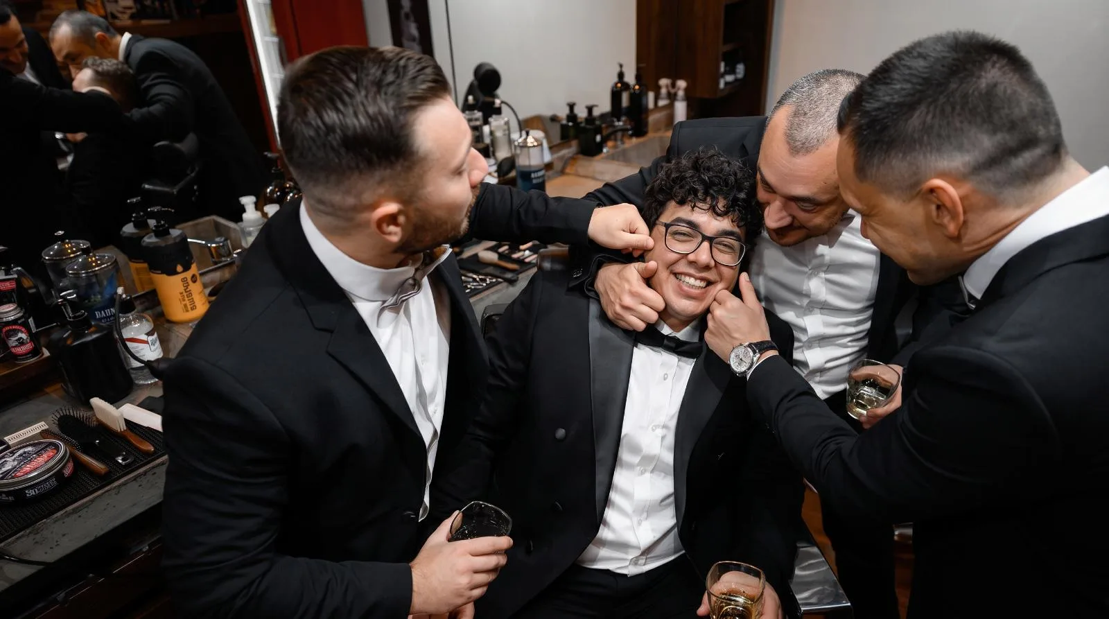Imagem cômica de barbearia para o corte de cabelo do noivo.